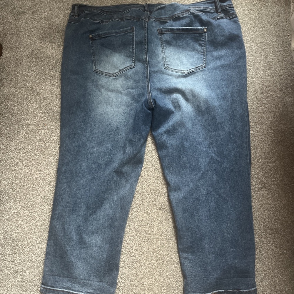 Cato 22W  EST 1946 Denim Curvy Jeans Capris  24" Inseam Medium Wash - Picture 8 of 13